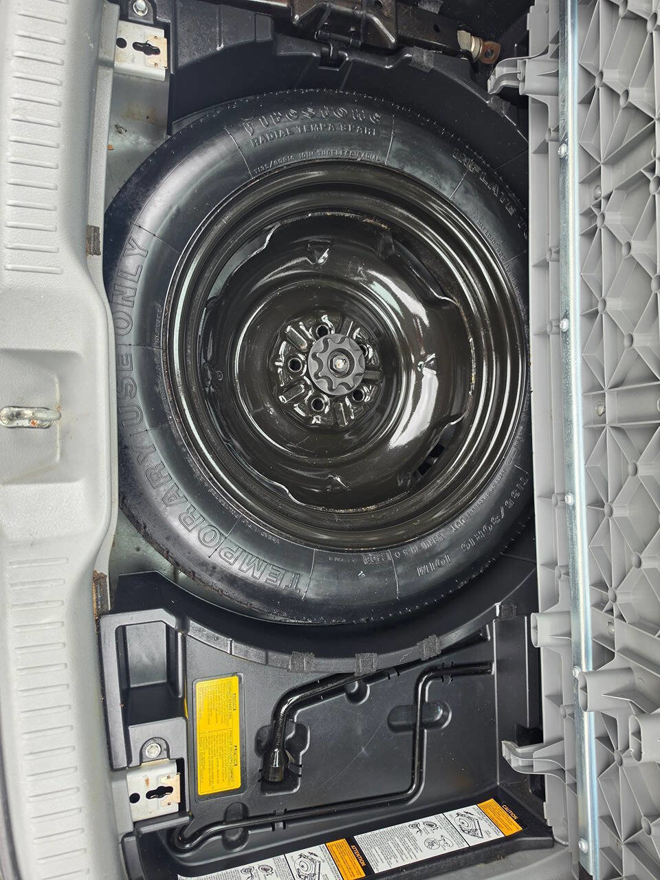 Used 2009 Pontiac Vibe w/ Preferred Package FWD image 22