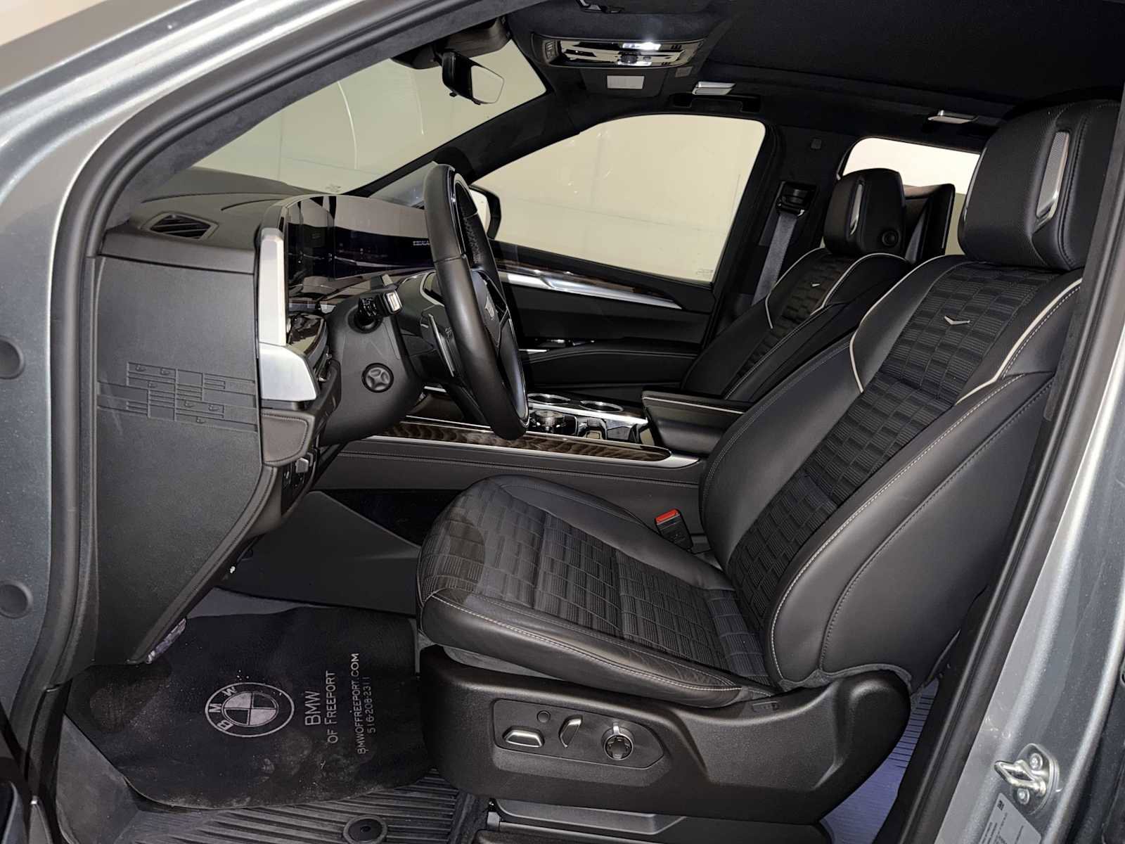 Used 2025 Cadillac Escalade ESV Sport Platinum w/ LPO, ONYX Package image 9