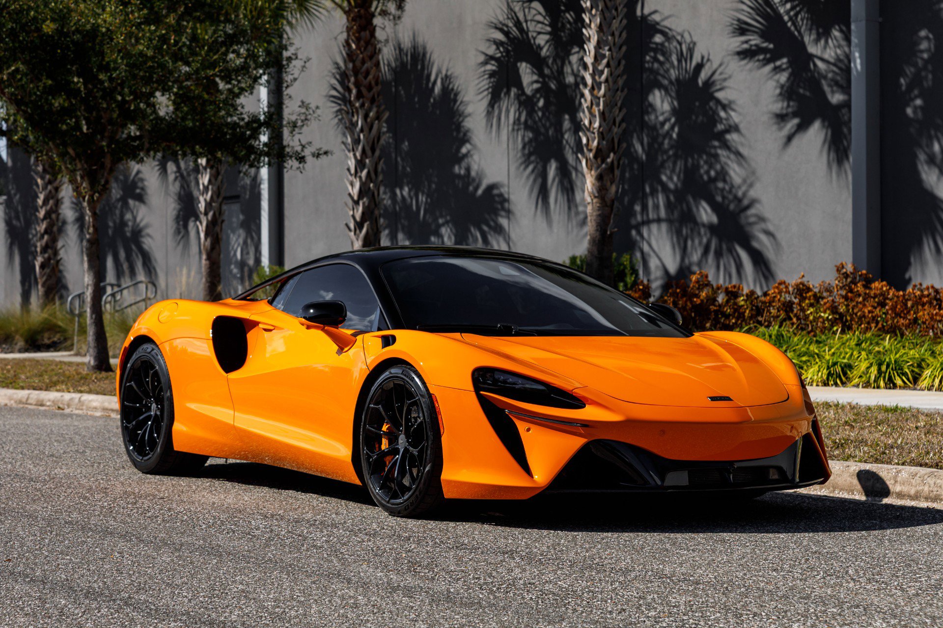 Used 2025 McLaren Artura image 1