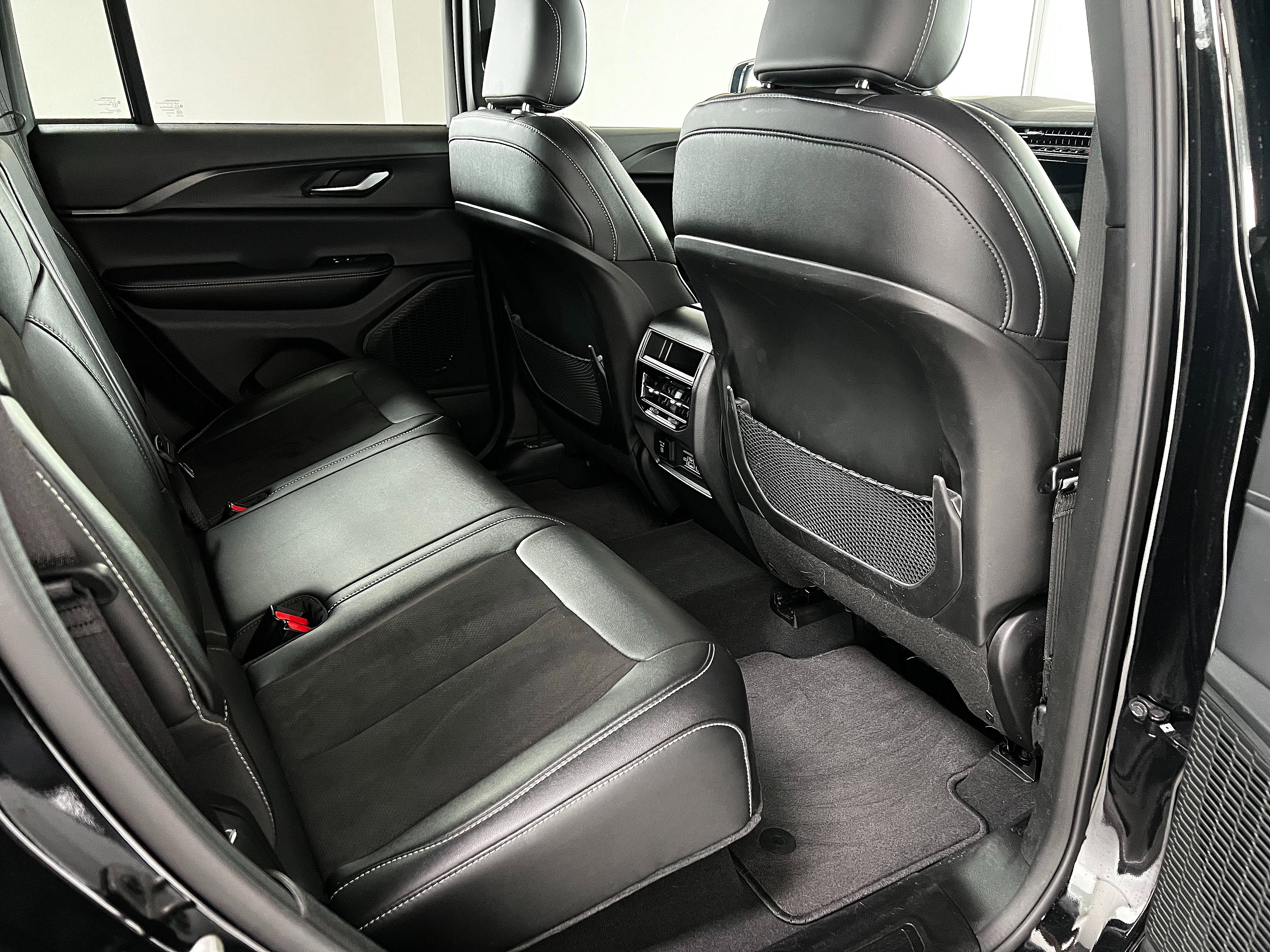 Used 2024 Jeep Grand Cherokee Altitude image 27