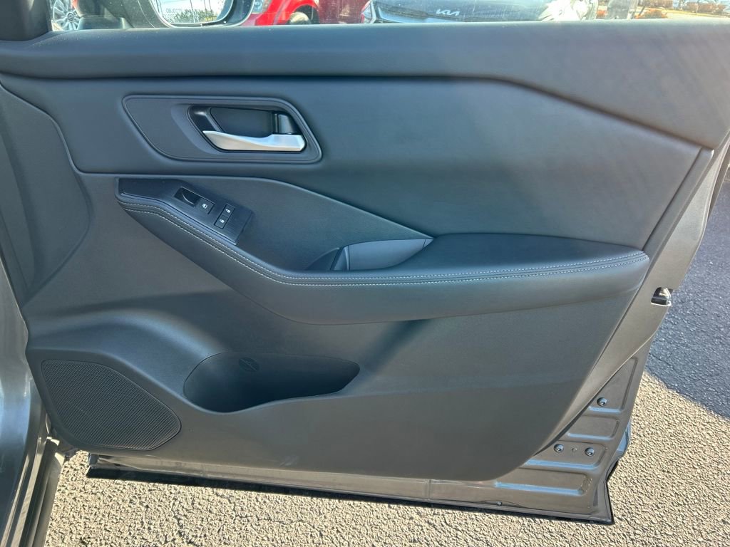 Used 2024 Nissan Rogue SV image 26