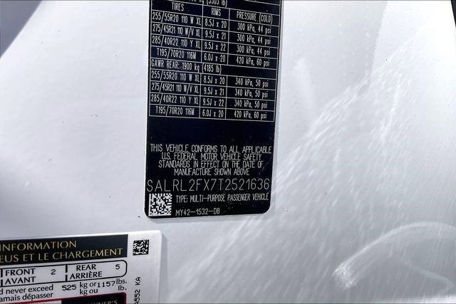 New 2026 Land Rover Discovery Dynamic SE image 8