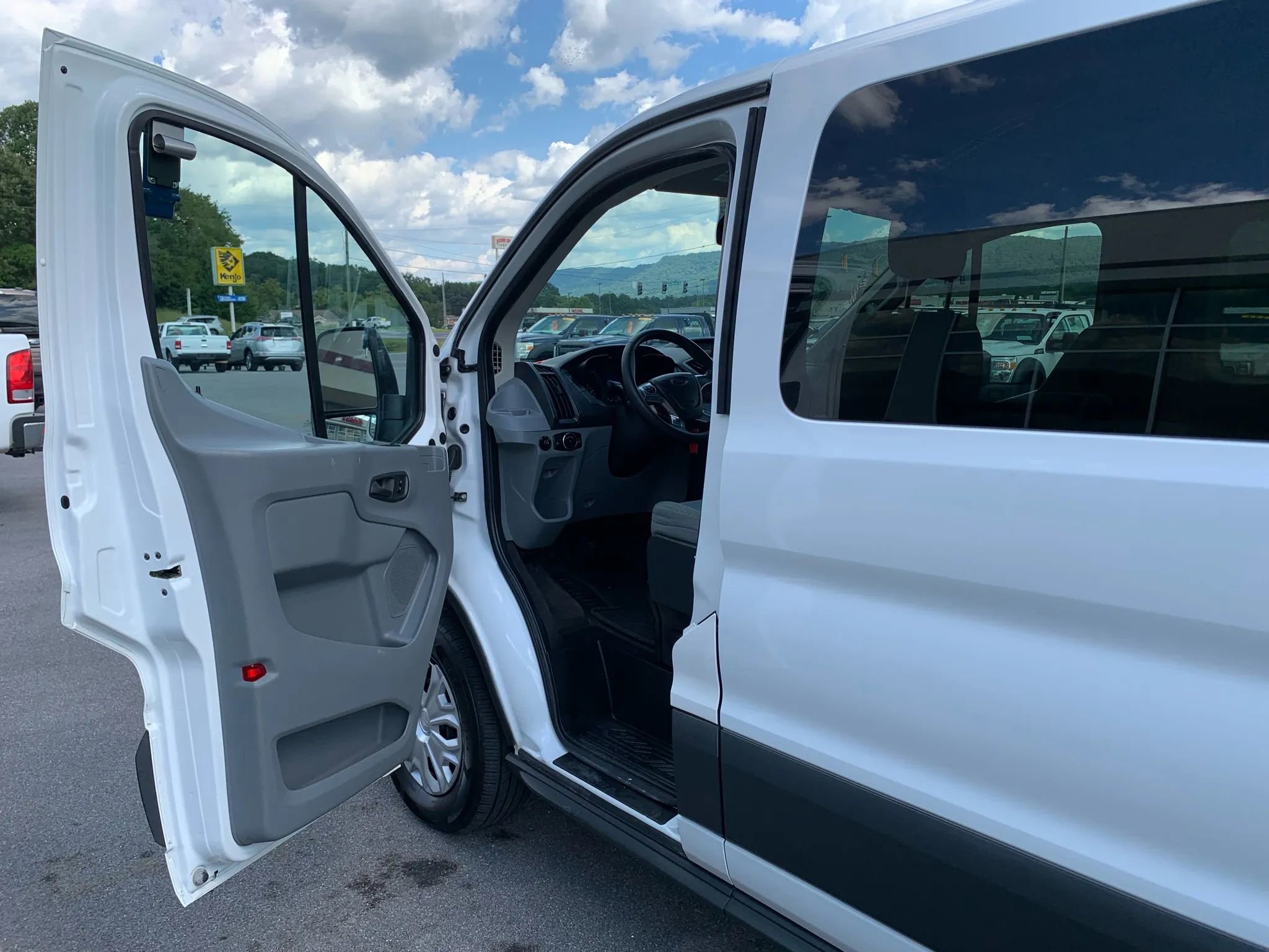 Used 2016 Ford Transit 350 XLT RWD image 7