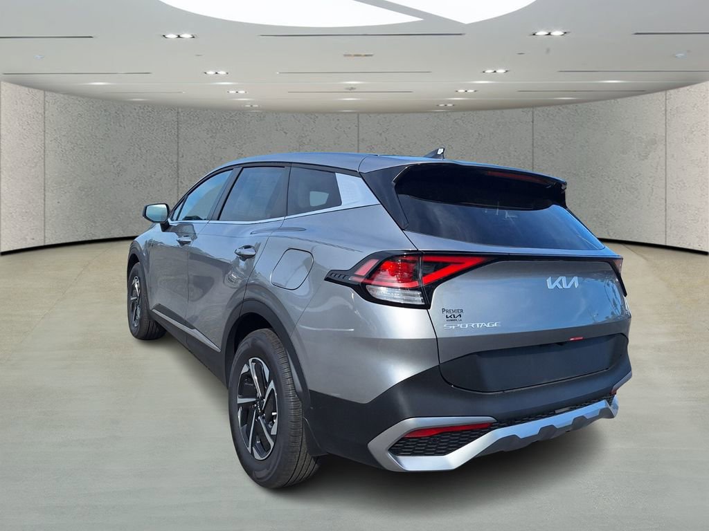 Used 2025 Kia Sportage LX image 3
