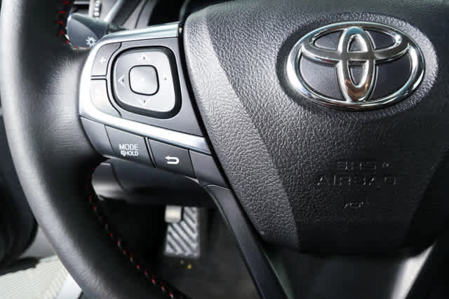 Used 2016 Toyota Camry SE image 9