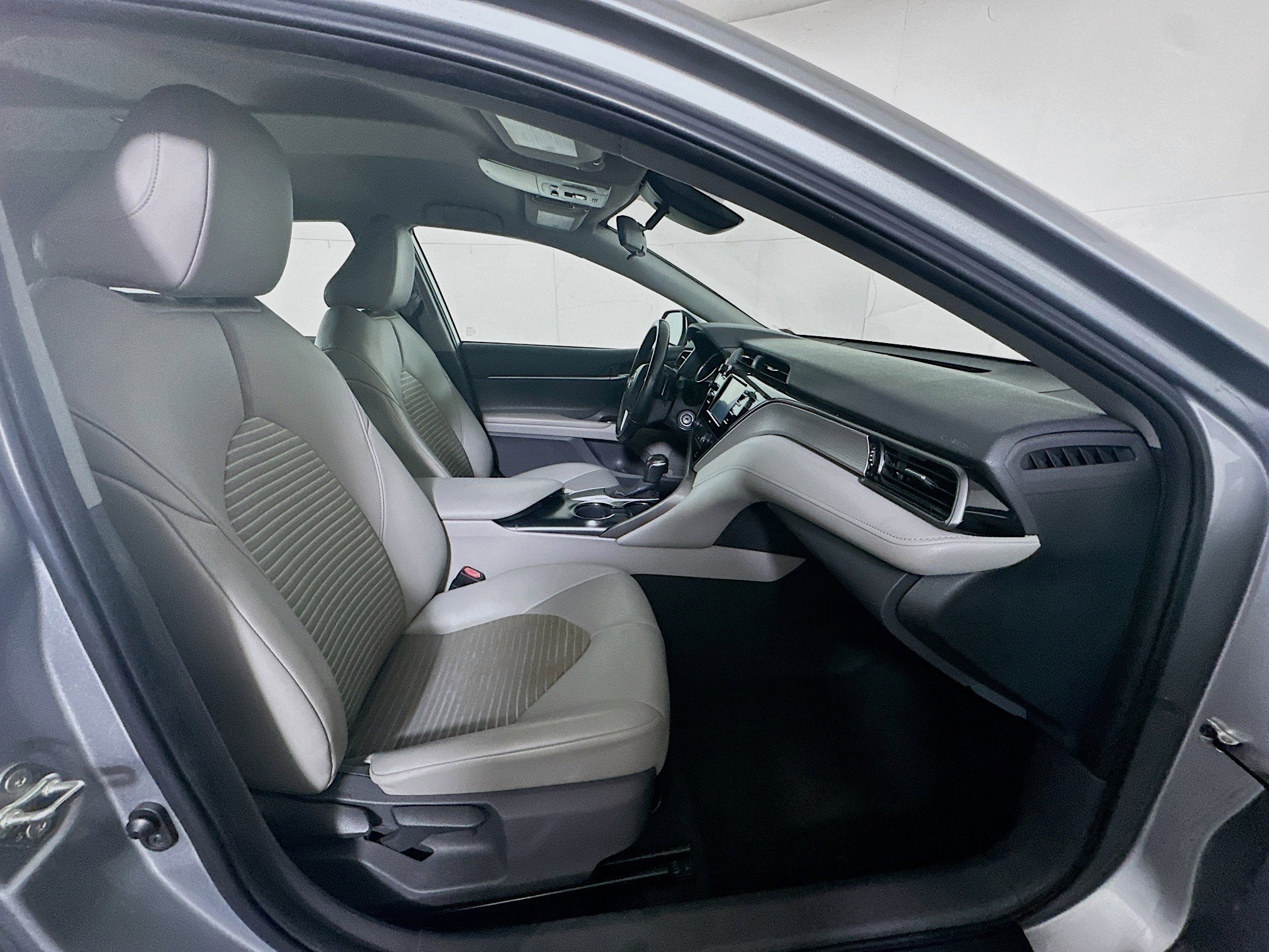 Used 2020 Toyota Camry SE FWD image 29