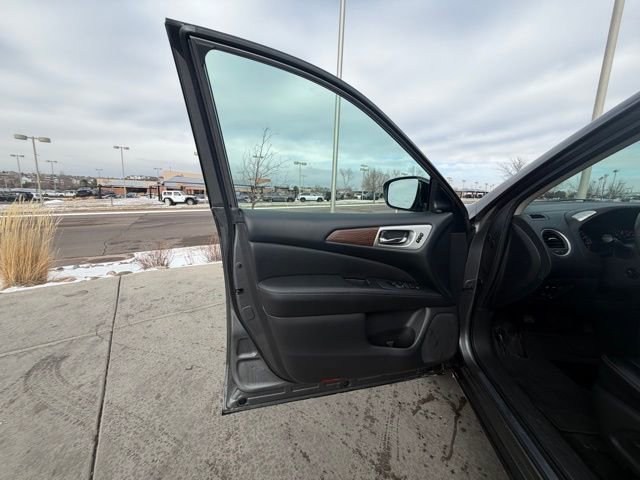 Used 2017 Nissan Pathfinder Platinum image 10