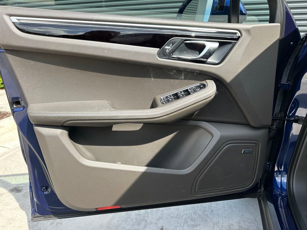 Certified 2022 Porsche Macan AWD/4WD image 19