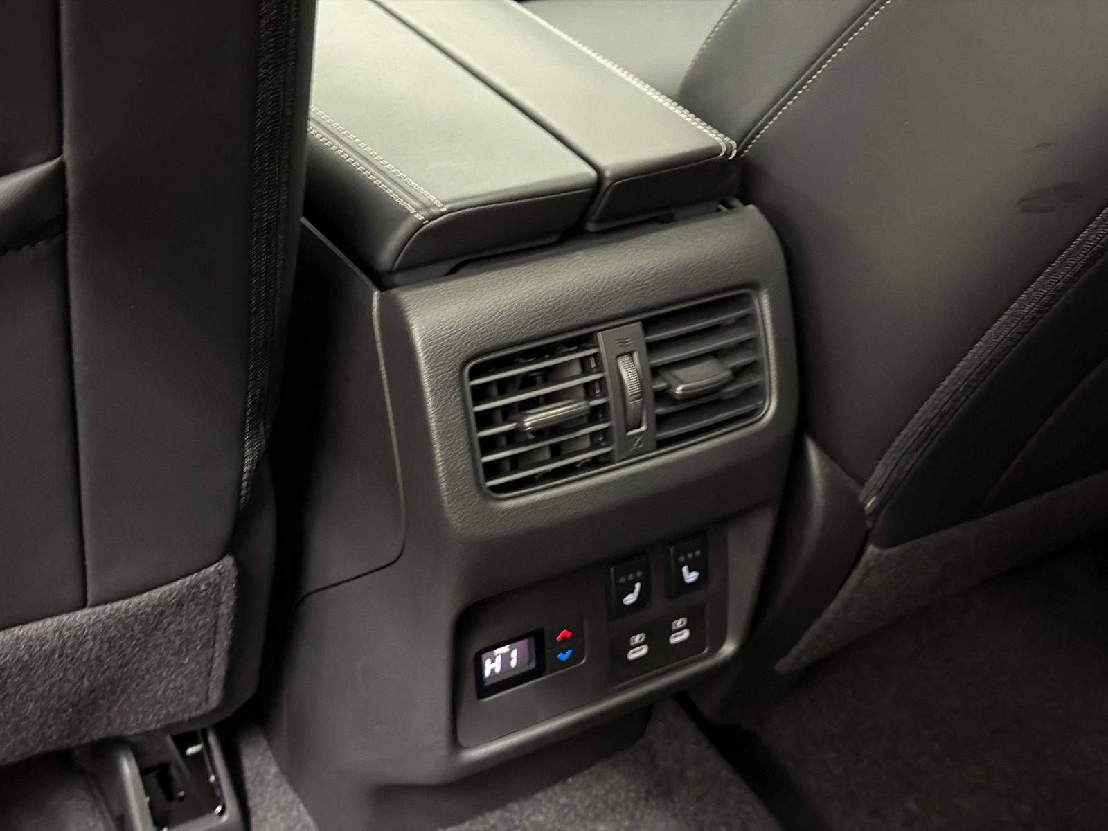 Used 2026 Nissan Rogue Platinum w/ Platinum Premium Package image 18