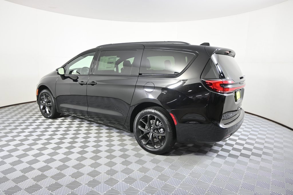 New 2026 Chrysler Pacifica Limited image 4