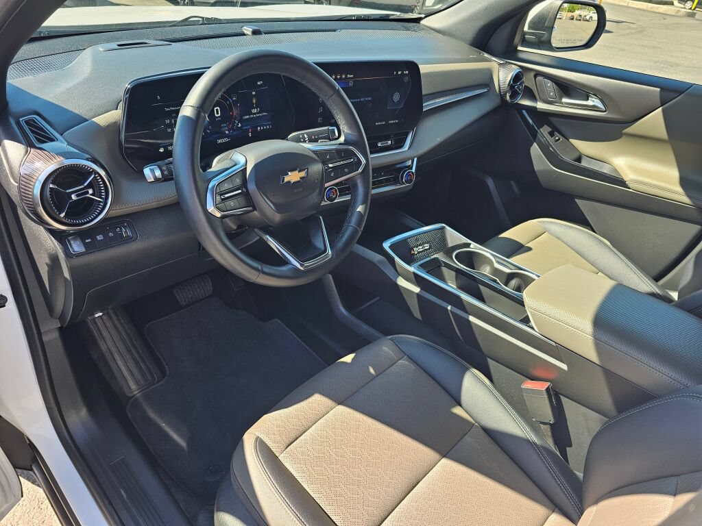 Used 2025 Chevrolet Equinox LT w/ Convenience Package II AWD/4WD image 2