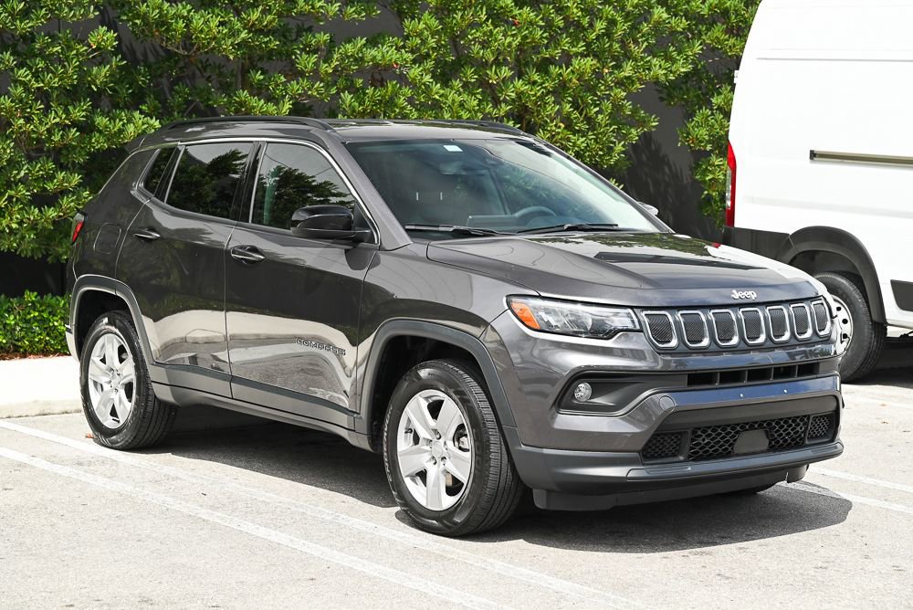 Used 2022 Jeep Compass Latitude image 3