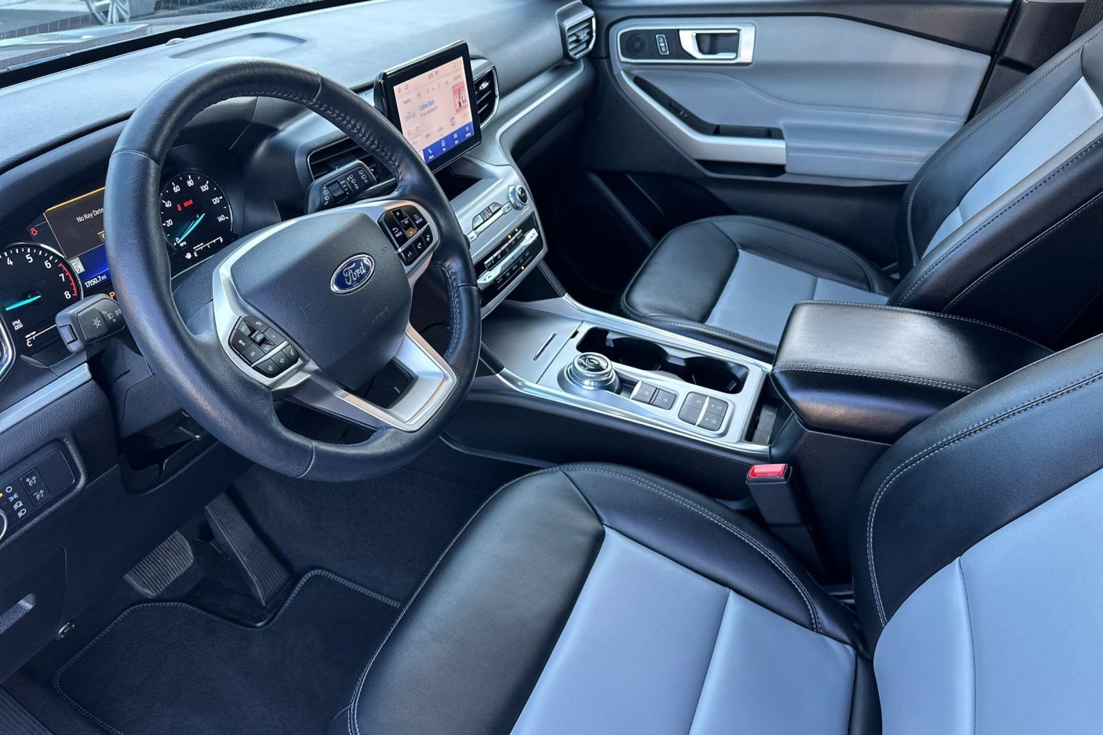 Used 2022 Ford Explorer XLT w/ Equipment Group 202A image 9