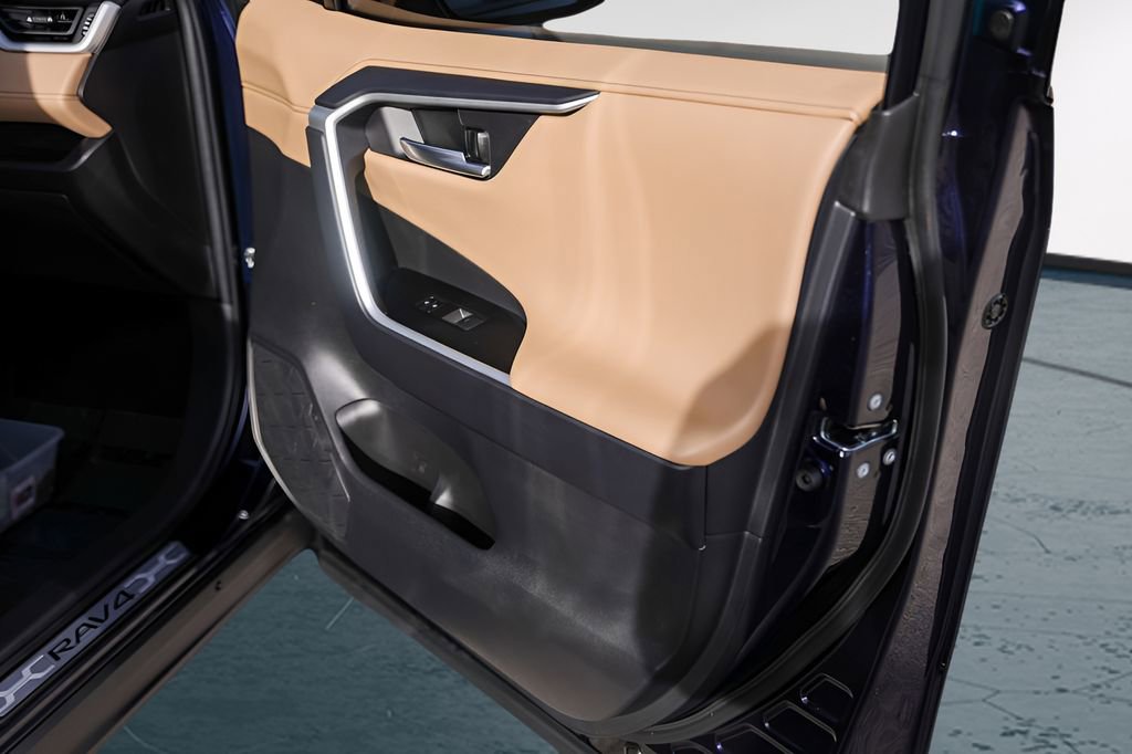 Used 2025 Toyota RAV4 Limited image 31