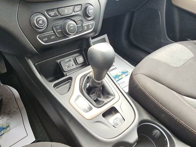 Used 2018 Jeep Cherokee Latitude w/ Altitude Package FWD image 25