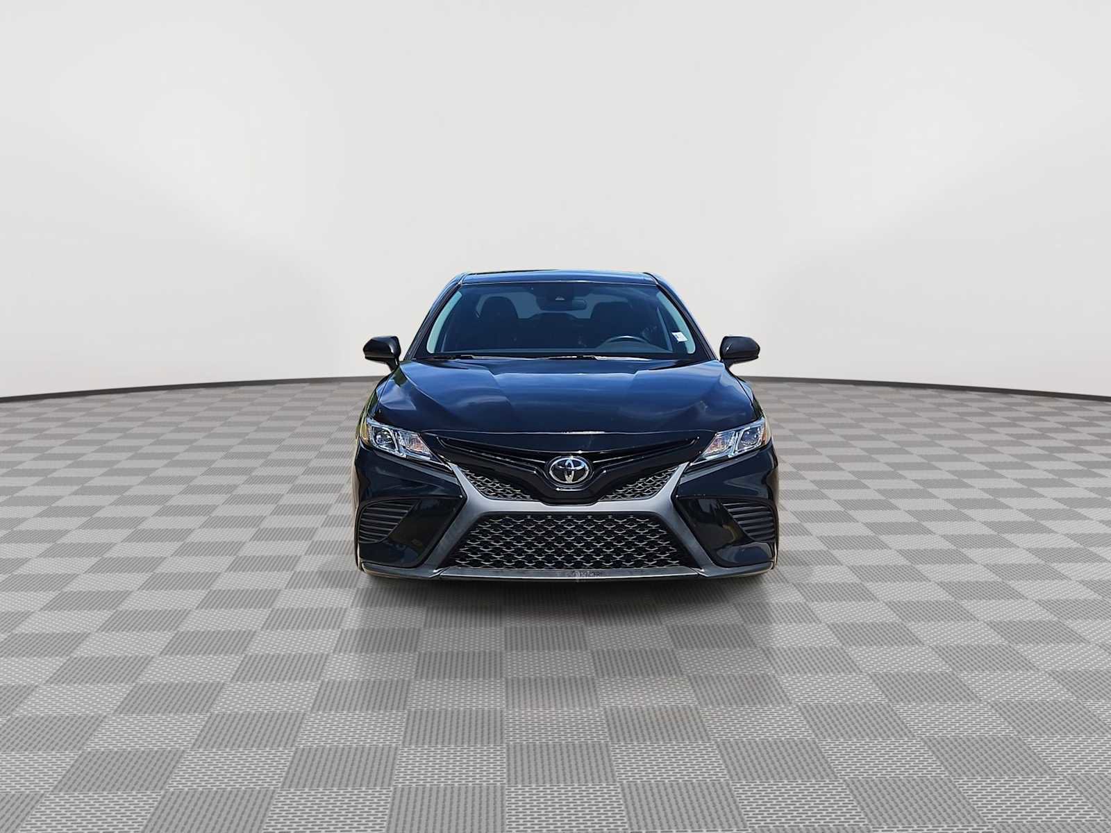 Used 2020 Toyota Camry SE FWD image 3