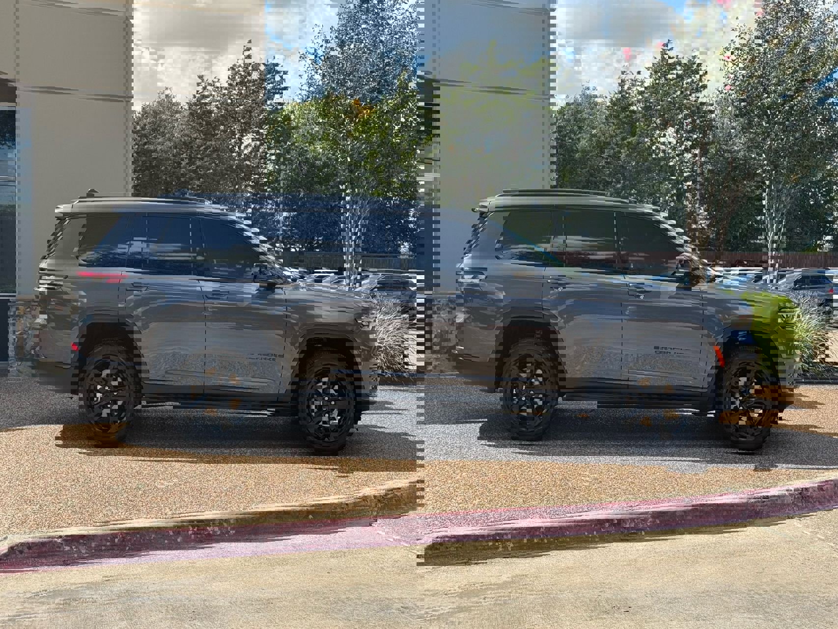 Used 2023 Jeep Grand Cherokee L Laredo image 7