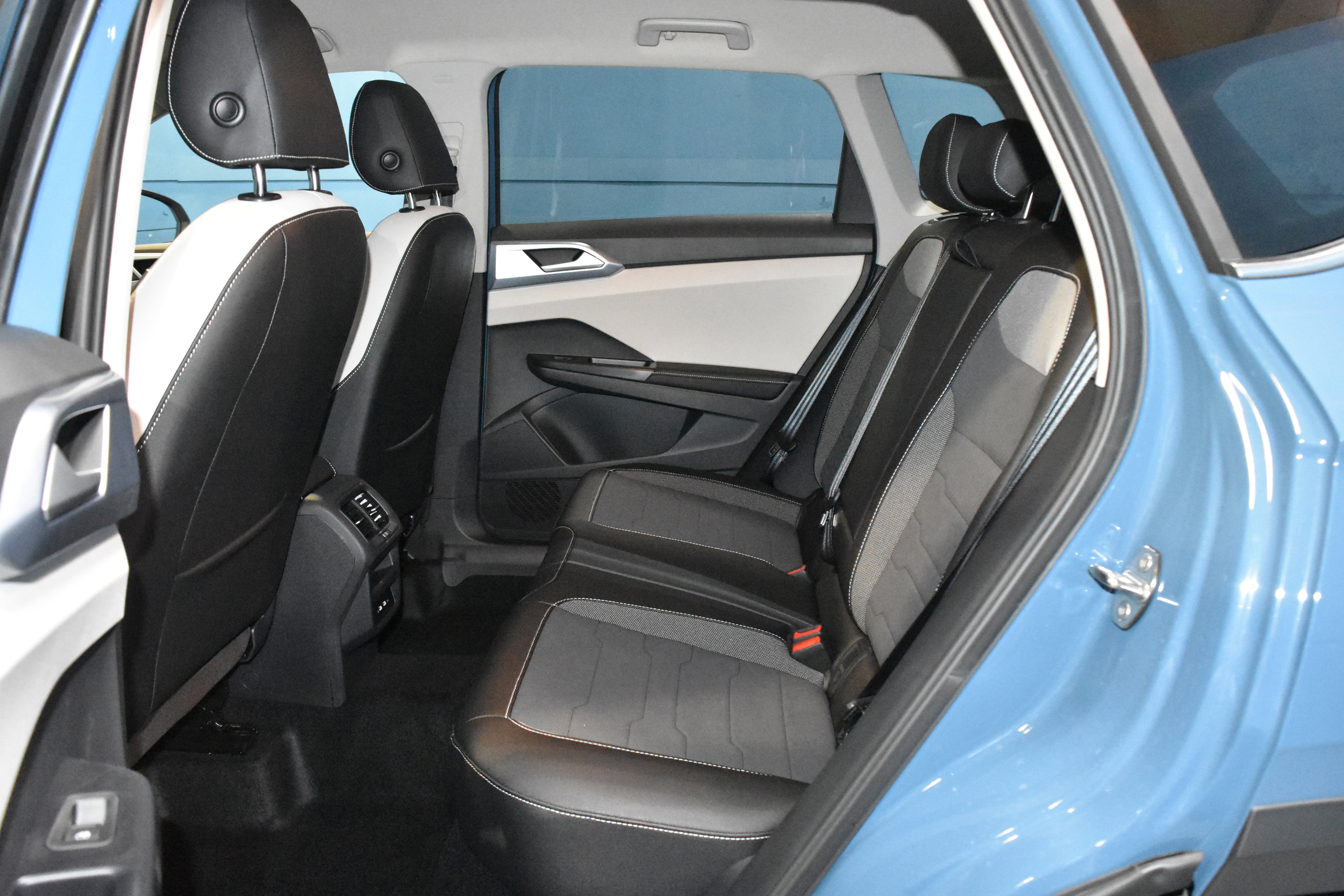 New 2026 Volkswagen Taos SE image 16