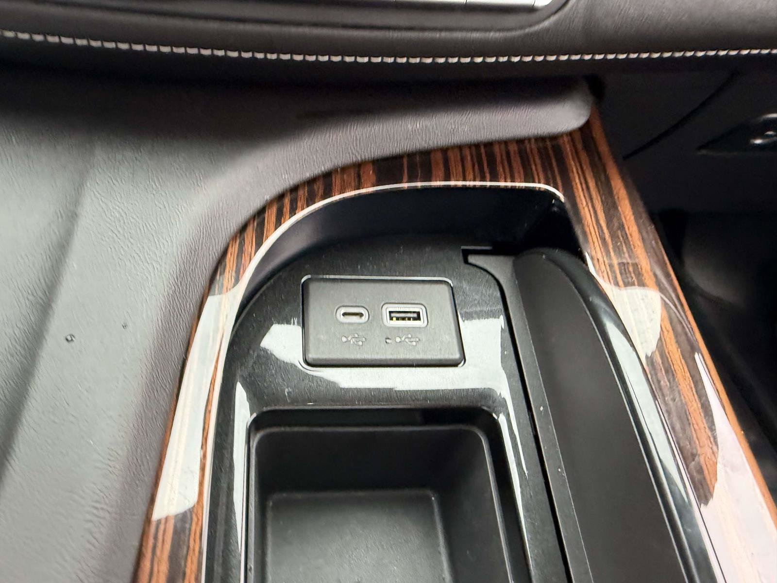 Used 2022 Cadillac Escalade ESV Premium Luxury AWD/4WD image 23