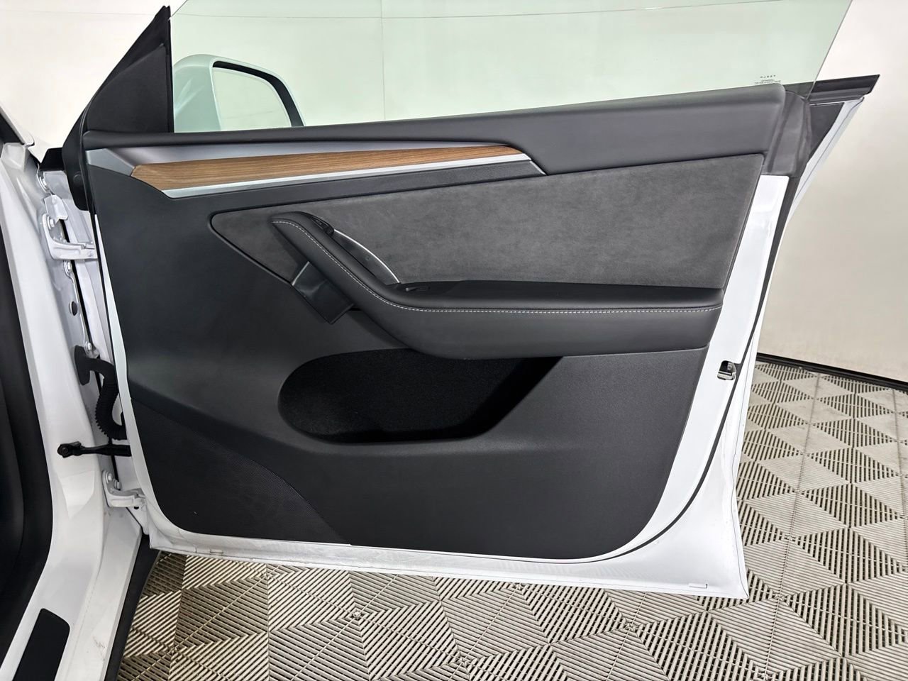 Used 2024 Tesla Model Y 2WD image 21