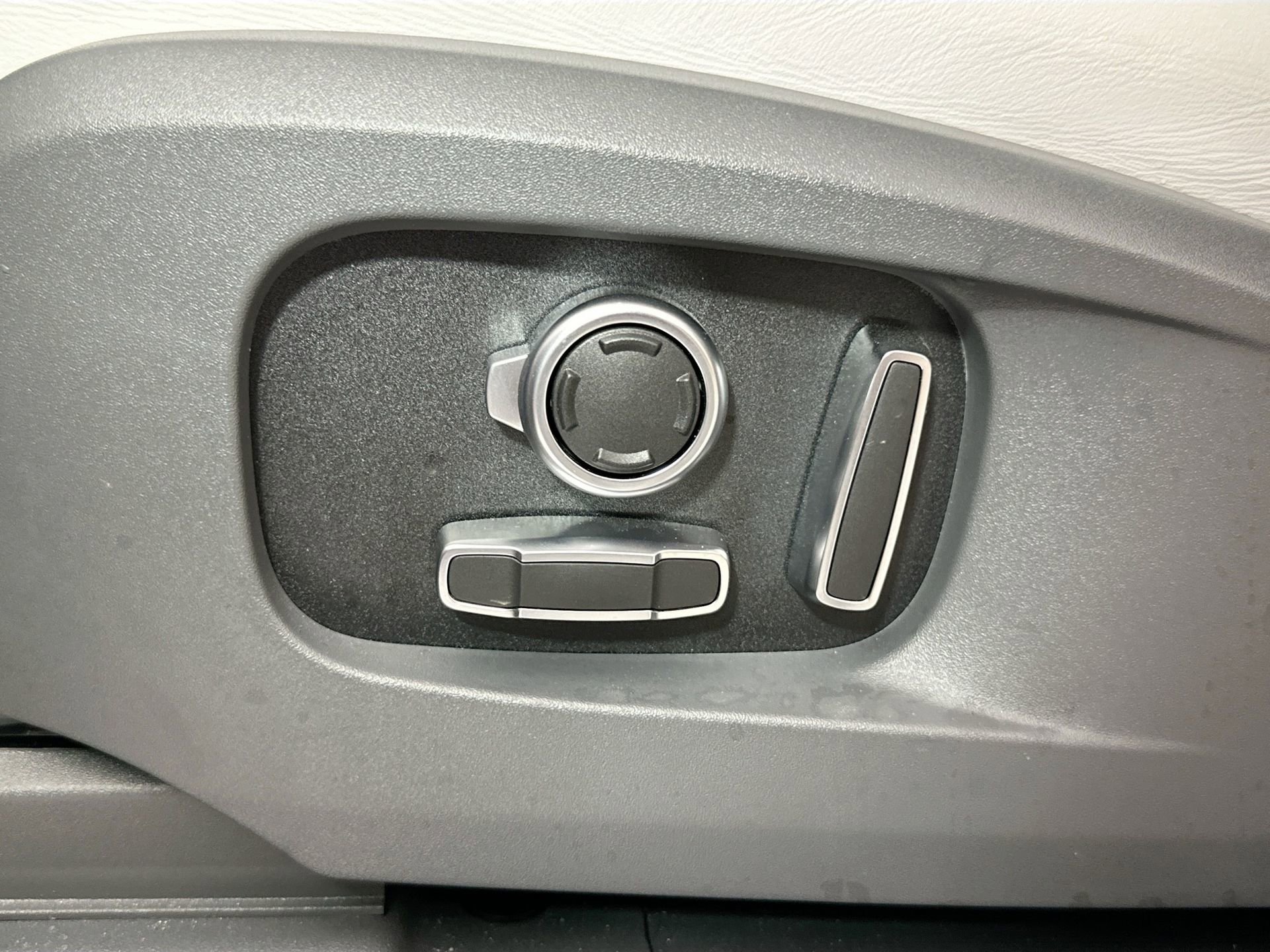 Certified 2025 Land Rover Defender 130 S image 21