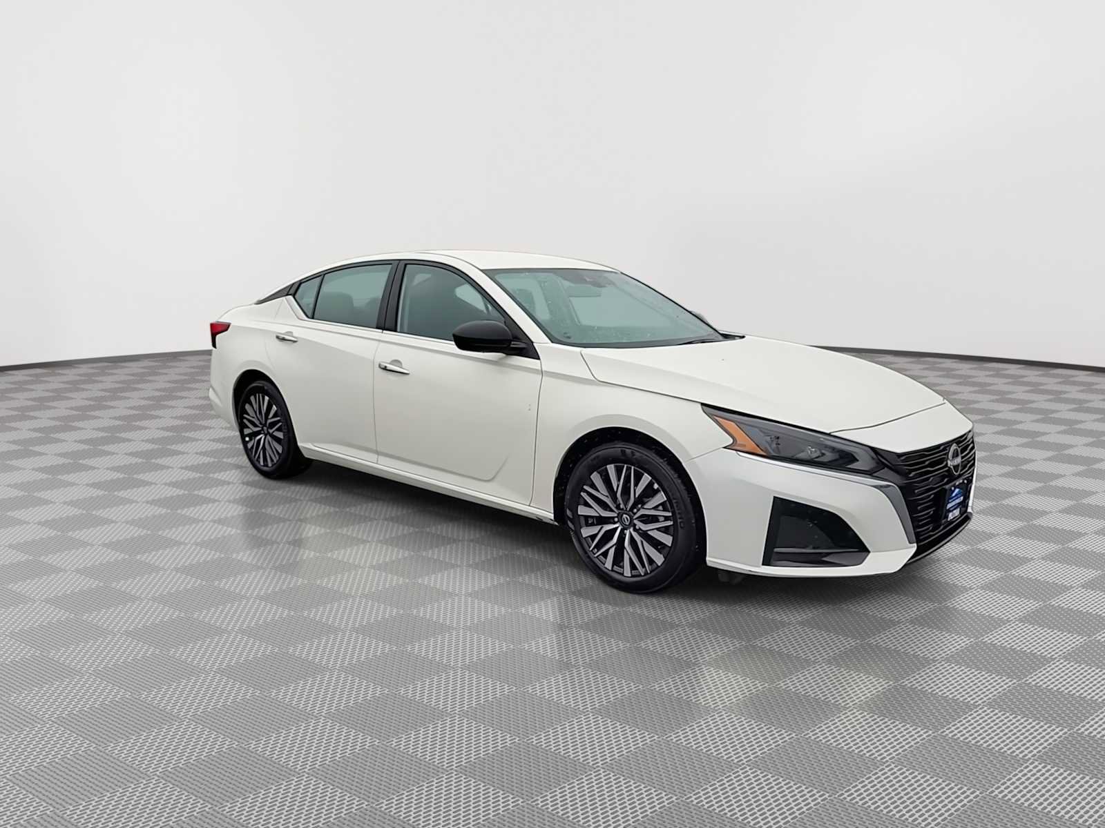 Used 2025 Nissan Altima 2.5 SV FWD image 2