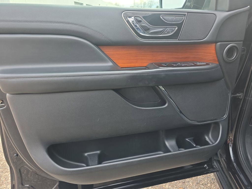 Used 2019 Lincoln Navigator L Reserve AWD/4WD image 31