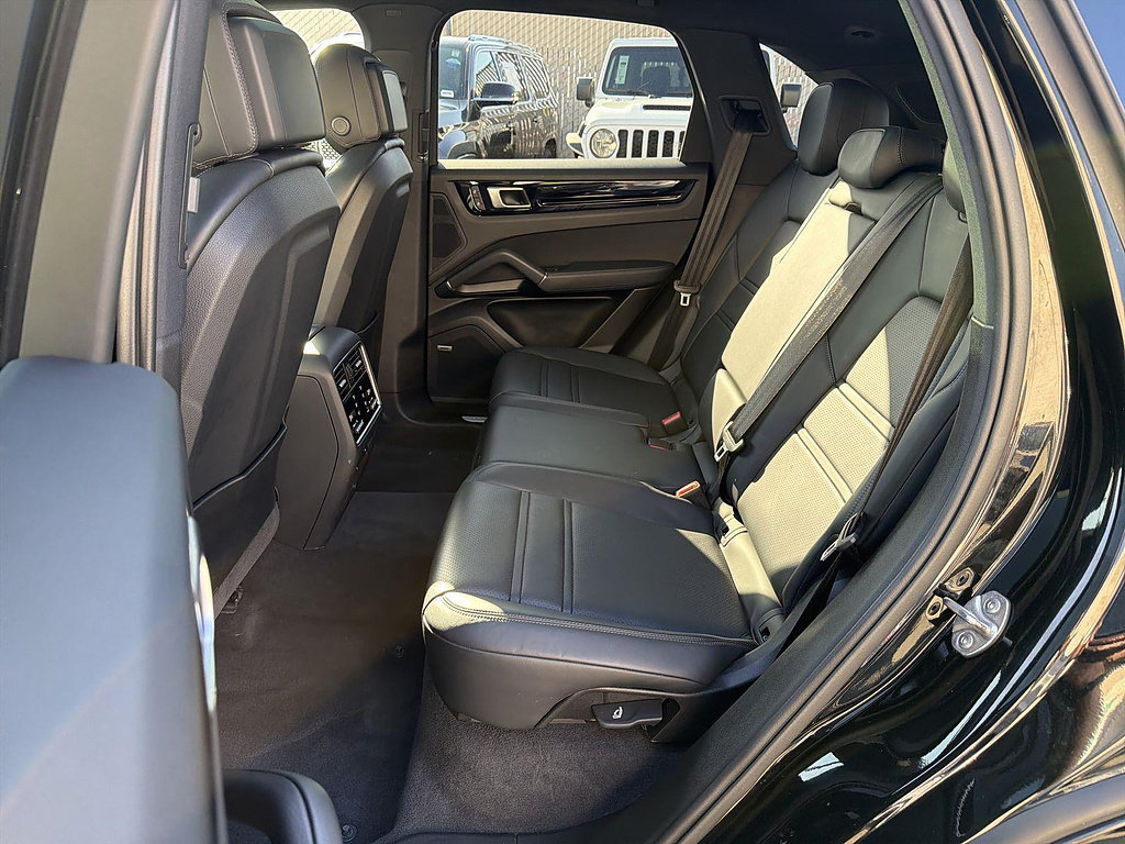 Used 2023 Porsche Cayenne AWD/4WD image 25