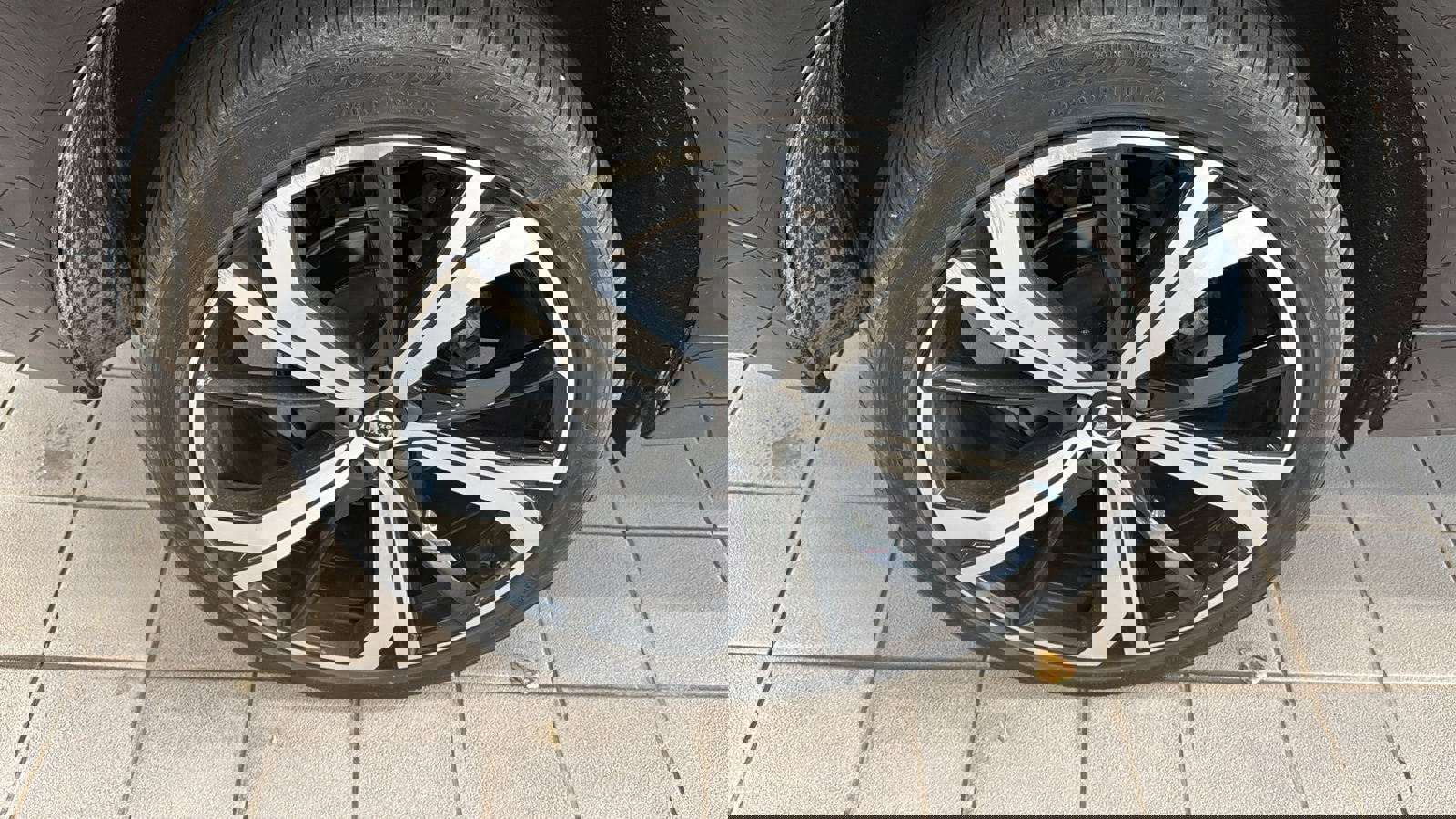 Certified 2023 Volvo XC60 B5 Ultimate w/ Climate Package image 31