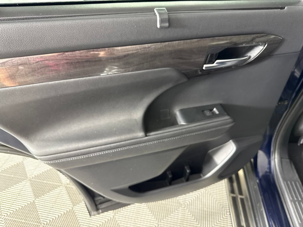 Used 2020 Toyota Highlander Limited FWD image 31