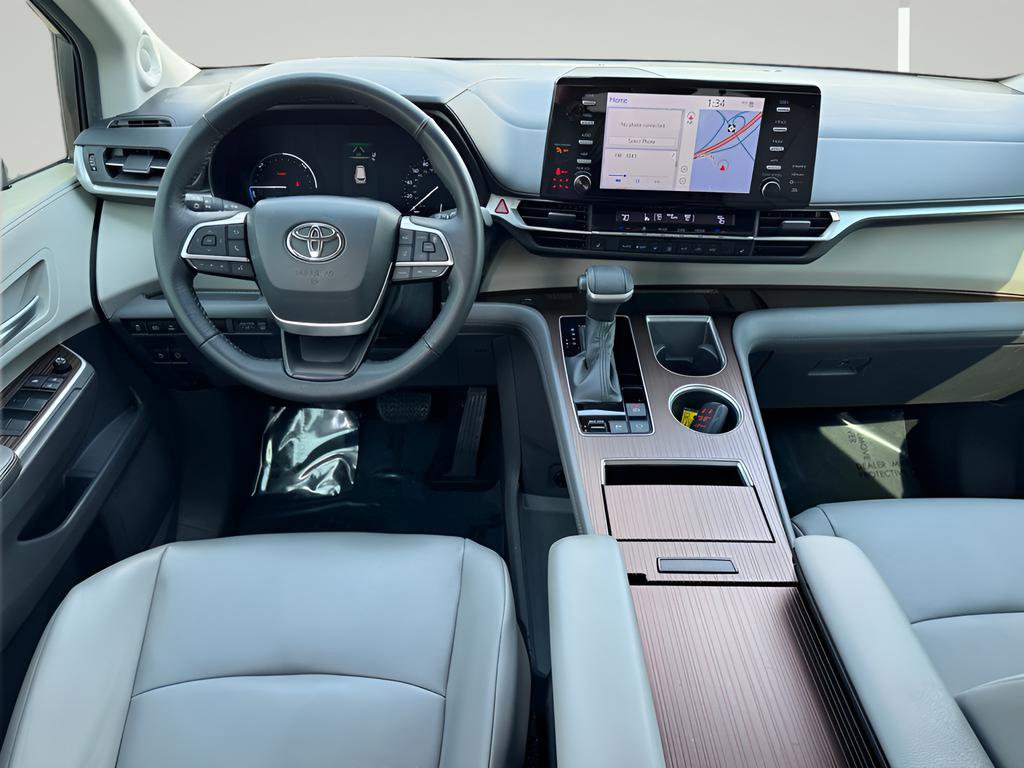 Used 2022 Toyota Sienna XLE w/ XLE Plus Package image 5