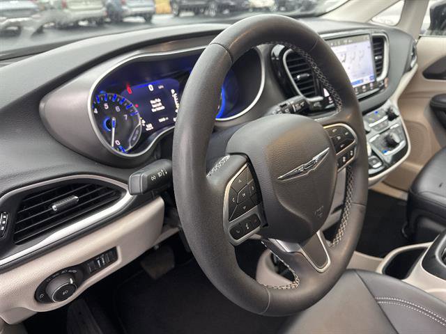 Used 2024 Chrysler Pacifica Touring-L image 12