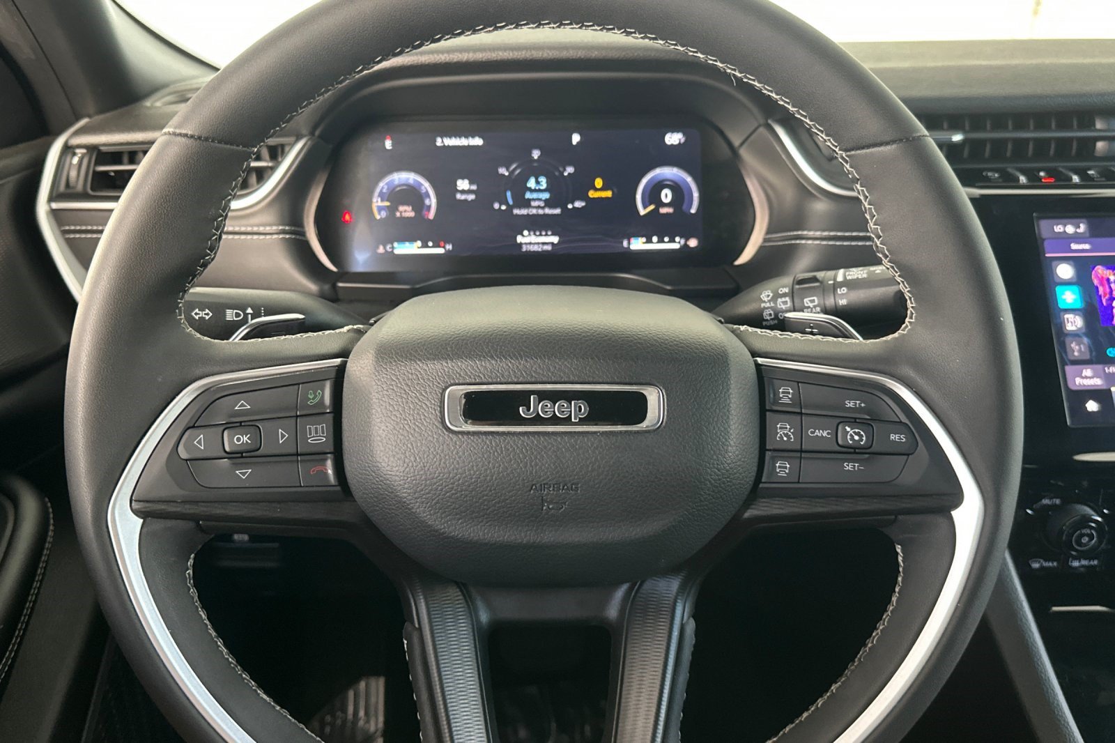Used 2023 Jeep Grand Cherokee Altitude AWD/4WD image 10