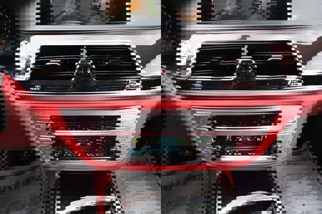 Used 2021 BMW 750i xDrive w/ Executive Package image 32