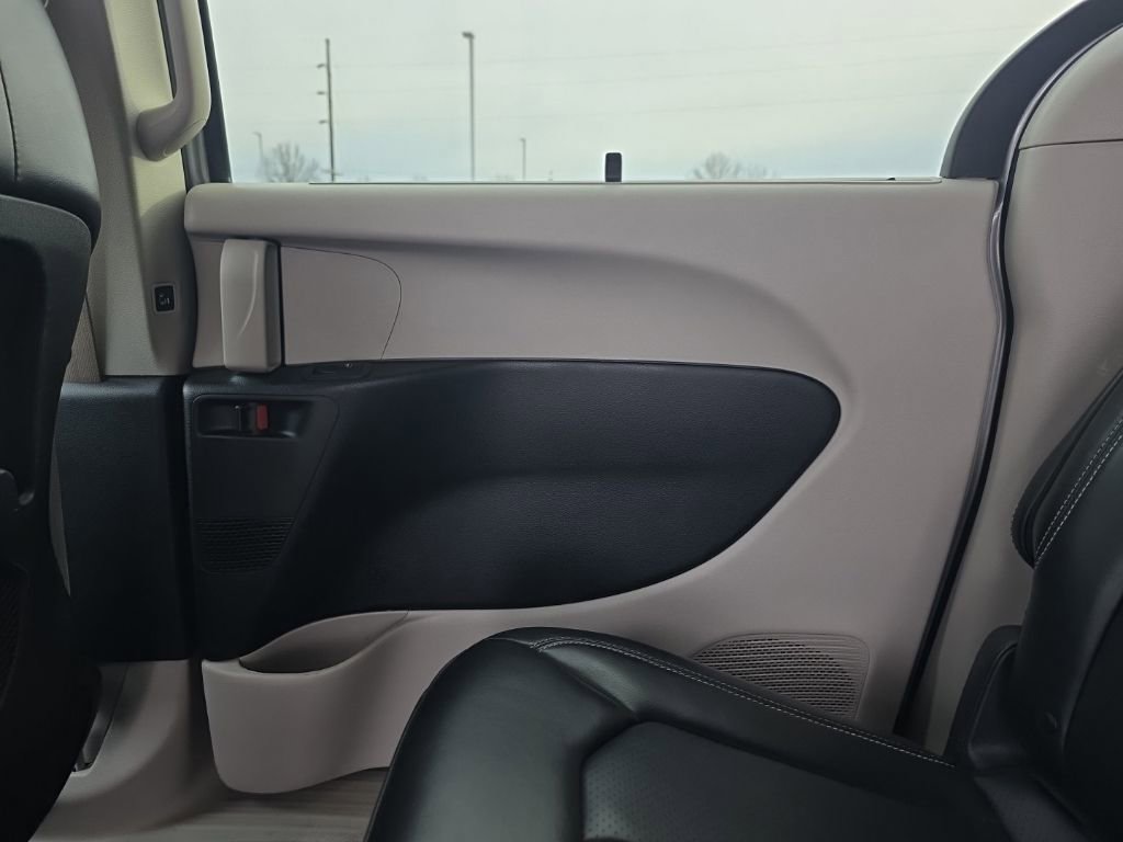 Used 2024 Chrysler Pacifica Touring-L FWD image 11