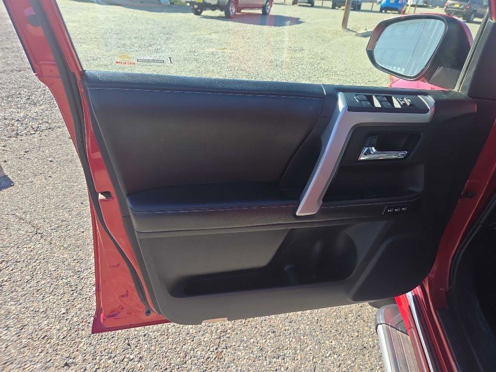 Used 2014 Toyota 4Runner SR5 AWD/4WD image 9