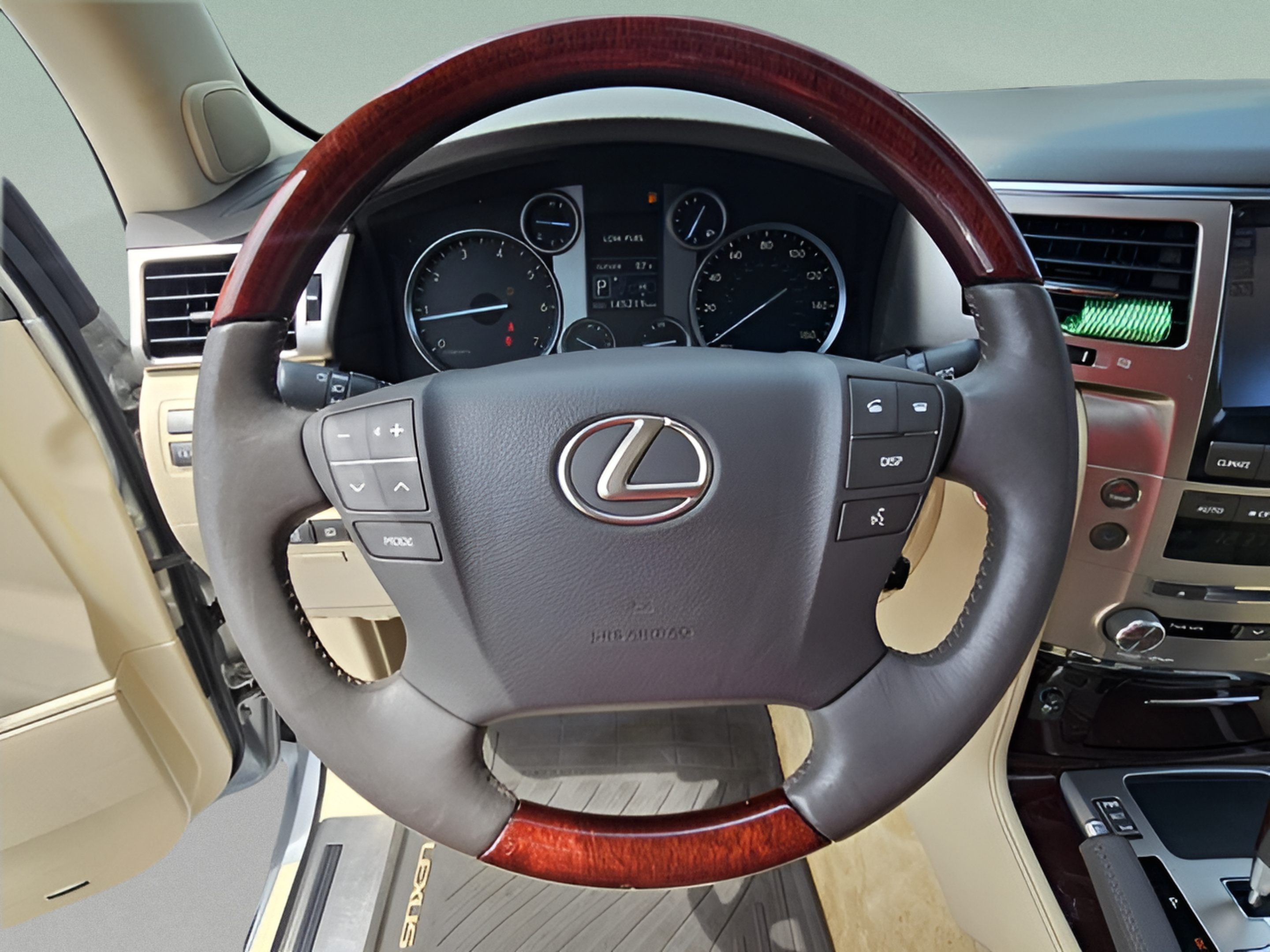 Used 2013 Lexus LX 570 4WD w/ Luxury Pkg image 25