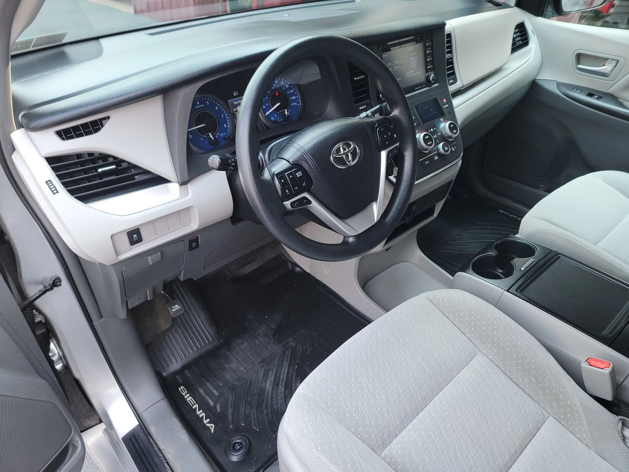 Used 2018 Toyota Sienna LE w/ Carpet Mat Package FWD image 9
