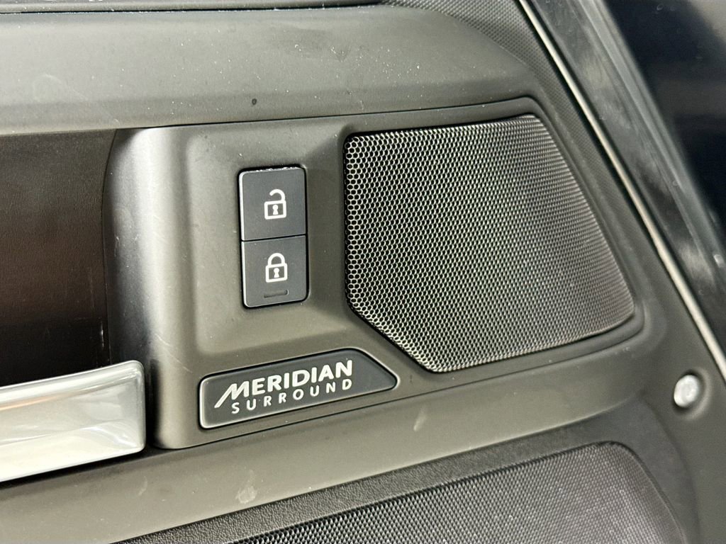 Used 2025 Land Rover Defender 110 X-Dynamic SE image 22