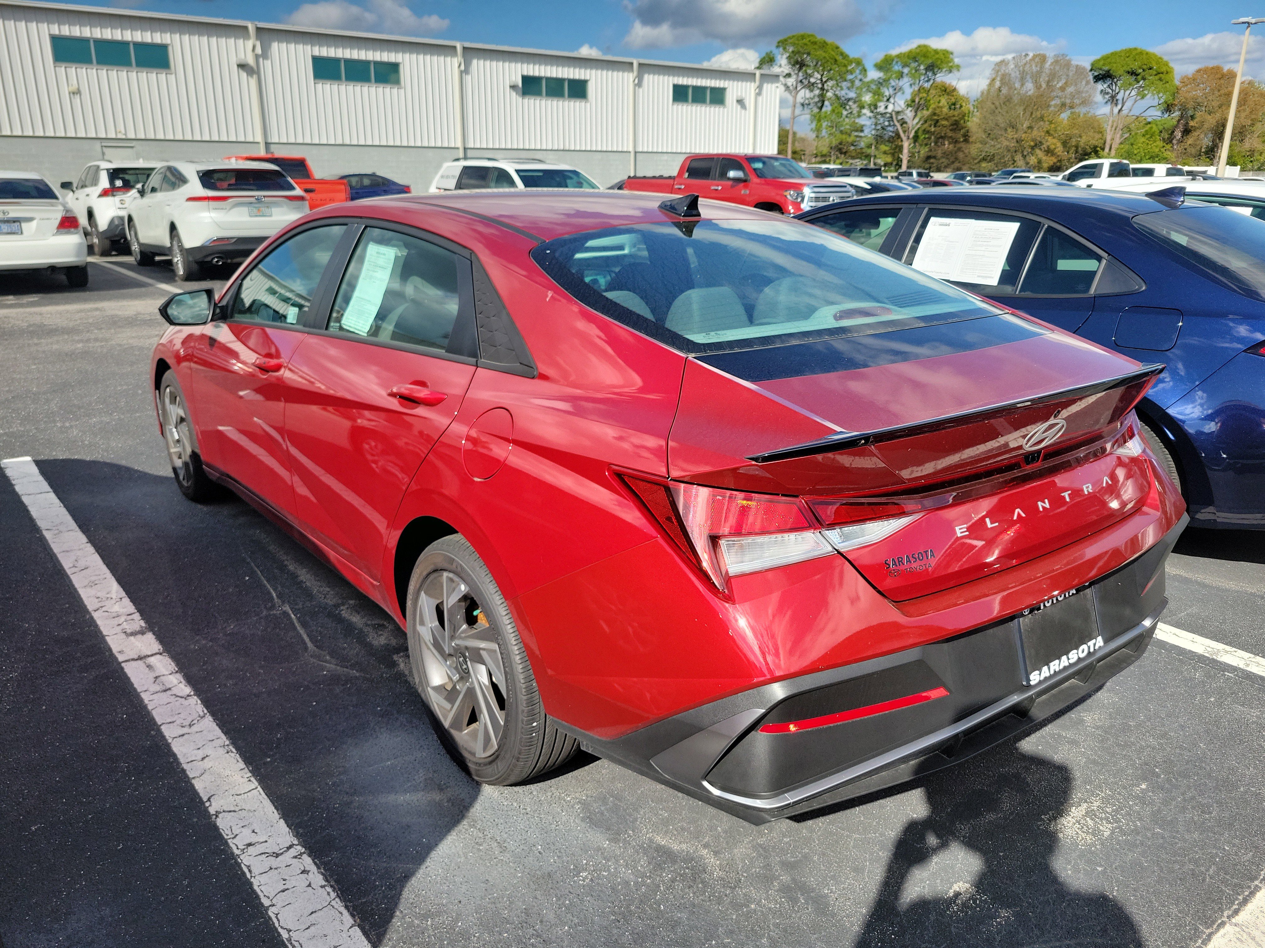 Used 2025 Hyundai Elantra Sport image 4