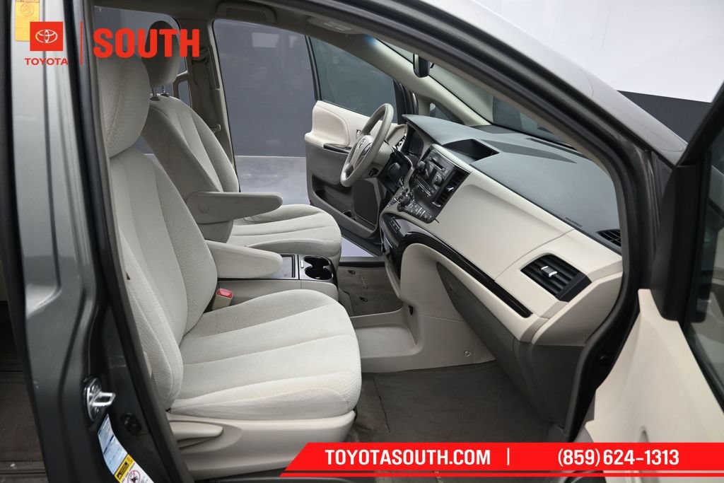 Used 2014 Toyota Sienna LE AWD/4WD image 27