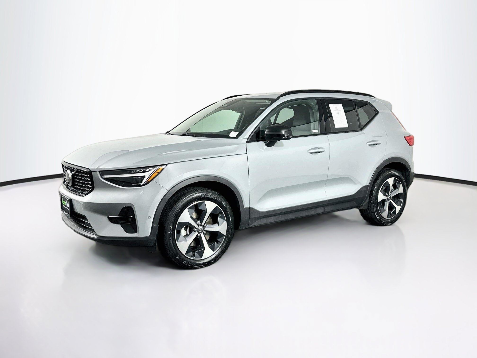 Used 2026 Volvo XC40 B5 Plus AWD/4WD image 3