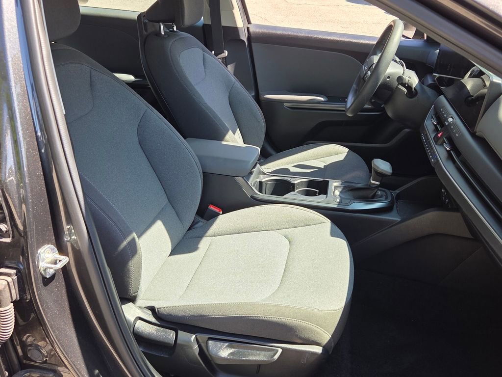 Used 2025 Kia K4 FWD image 16