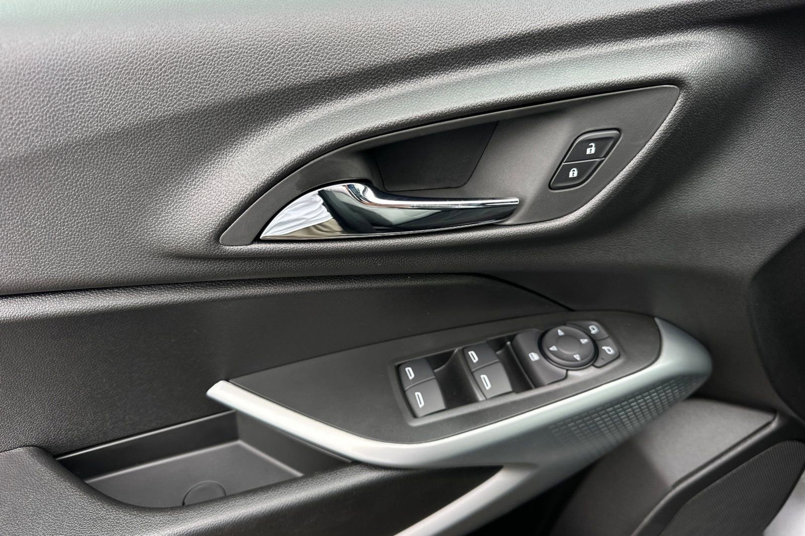 New 2026 Chevrolet Trax RS w/ Sunroof Package image 11