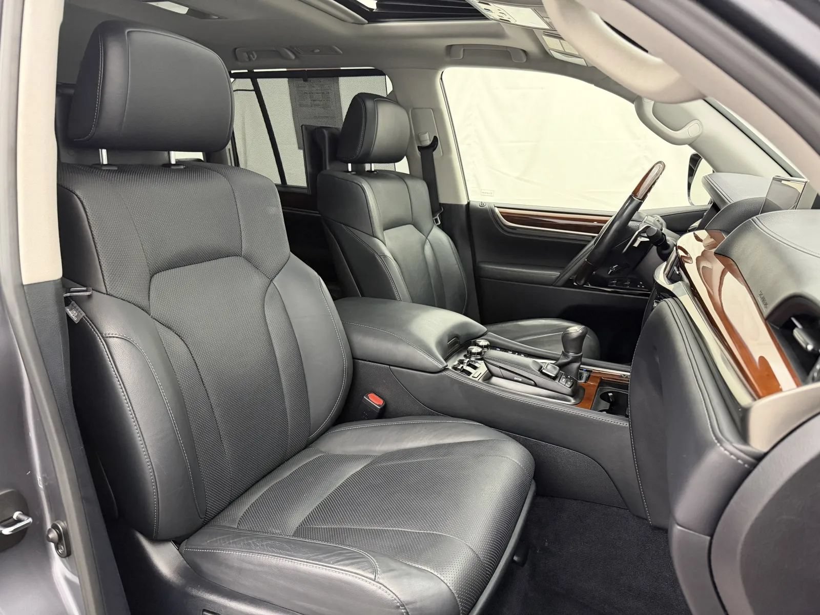 Used 2016 Lexus LX 570 4WD w/ Luxury Package image 34