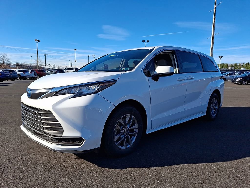 Used 2023 Toyota Sienna LE image 3