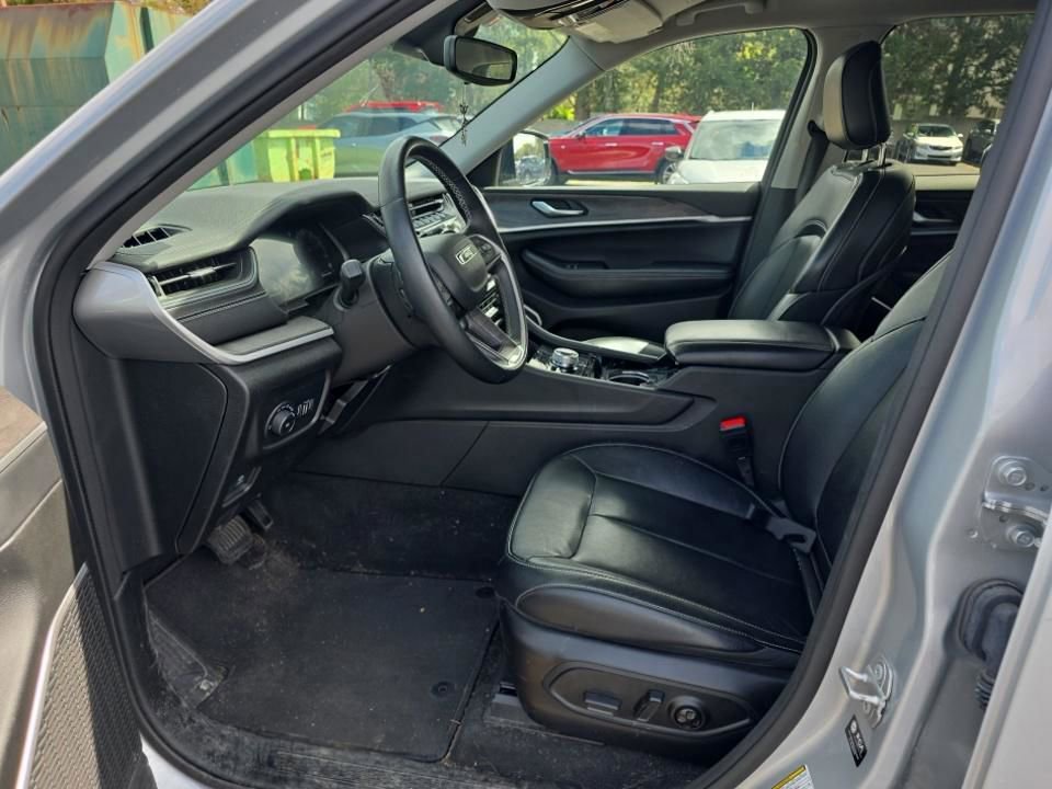 Used 2022 Jeep Grand Cherokee L Limited AWD/4WD image 5