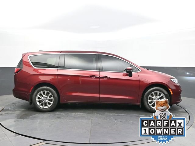 Used 2023 Chrysler Pacifica Touring-L image 8