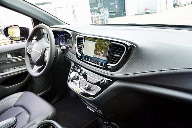 New 2026 Chrysler Pacifica Select AWD/4WD image 11