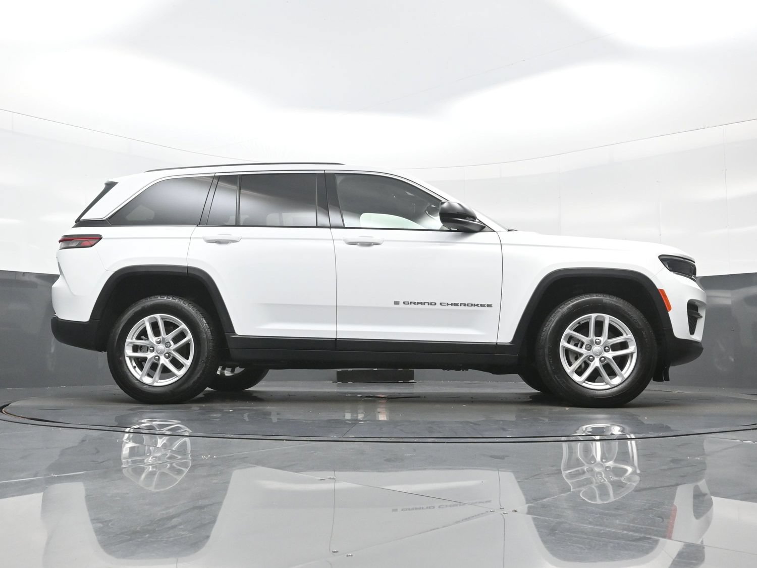 Used 2023 Jeep Grand Cherokee Laredo AWD/4WD image 30